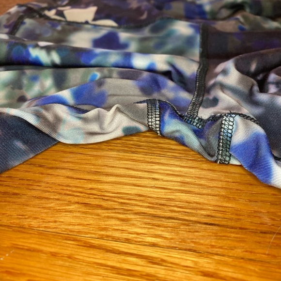 FLORAL WORKOUT LEGGINGS SIZE MEDIUM - Picture 3 of 7